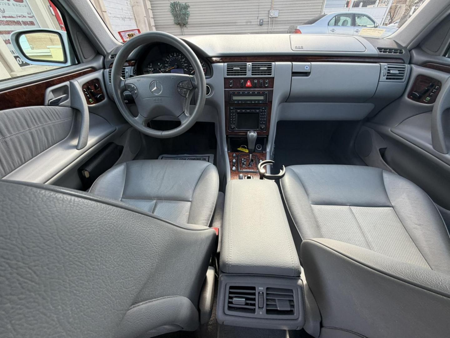2000 SILVER /Gray Leather Mercedes-Benz E-Class E320 (WDBJF65J8YB) with an 3.2L V6 SOHC 18V engine, 5-Speed Automatic Overdrive transmission, located at 1018 Brunswick Ave, Trenton, NJ, 08638, (609) 989-0900, 40.240086, -74.748085 - Wow! This one owner garage kept Mercedes E class is like new for its age! Always serviced by dealer and ready to go for another 10 years. An absolute must see and drive ASAP, please call Anthony to set up a time to see and drive it. 609-273-5100 - Photo#18