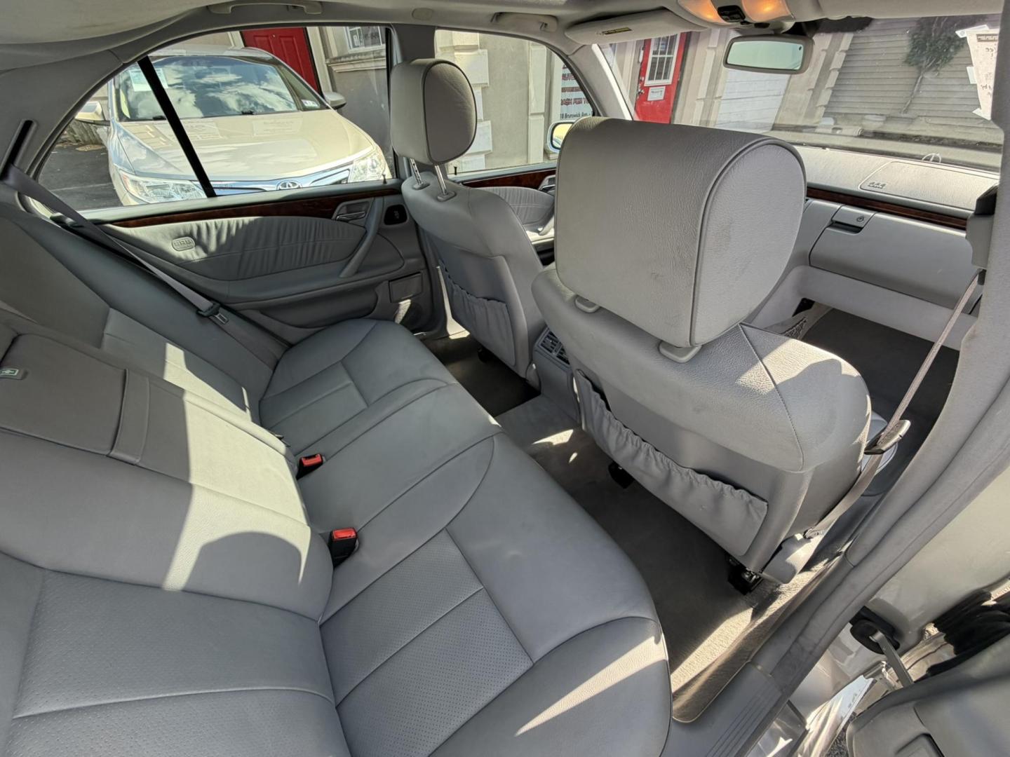 2000 SILVER /Gray Leather Mercedes-Benz E-Class E320 (WDBJF65J8YB) with an 3.2L V6 SOHC 18V engine, 5-Speed Automatic Overdrive transmission, located at 1018 Brunswick Ave, Trenton, NJ, 08638, (609) 989-0900, 40.240086, -74.748085 - Wow! This one owner garage kept Mercedes E class is like new for its age! Always serviced by dealer and ready to go for another 10 years. An absolute must see and drive ASAP, please call Anthony to set up a time to see and drive it. 609-273-5100 - Photo#12