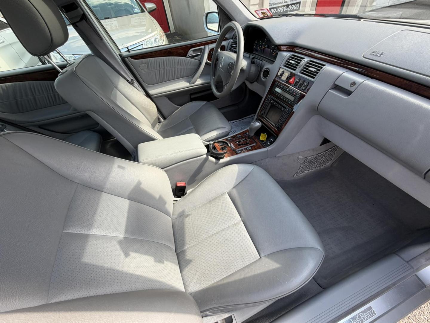 2000 SILVER /Gray Leather Mercedes-Benz E-Class E320 (WDBJF65J8YB) with an 3.2L V6 SOHC 18V engine, 5-Speed Automatic Overdrive transmission, located at 1018 Brunswick Ave, Trenton, NJ, 08638, (609) 989-0900, 40.240086, -74.748085 - Wow! This one owner garage kept Mercedes E class is like new for its age! Always serviced by dealer and ready to go for another 10 years. An absolute must see and drive ASAP, please call Anthony to set up a time to see and drive it. 609-273-5100 - Photo#20
