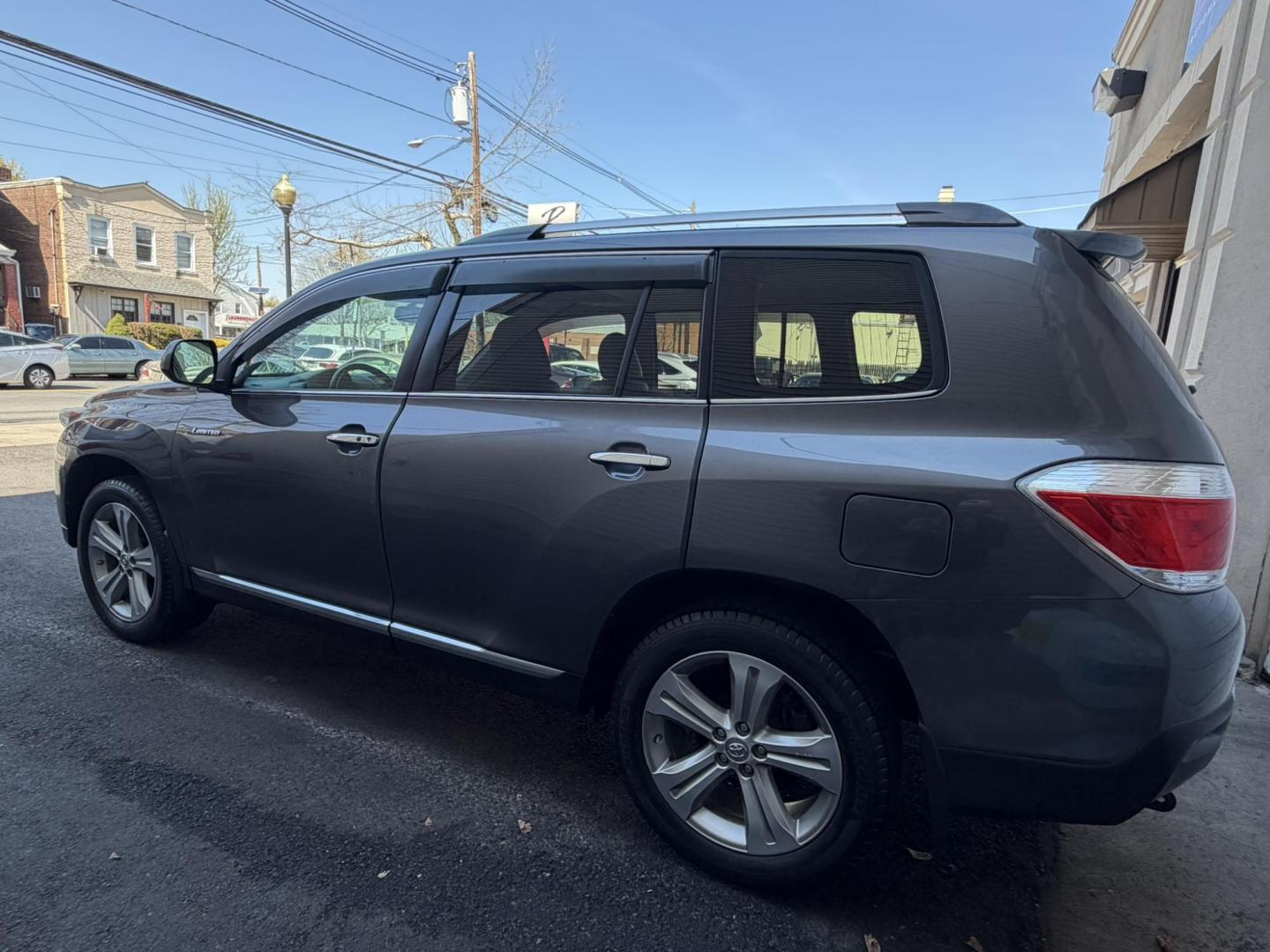2012 GRAY /Black/gray Toyota Highlander Limited 4WD (5TDDK3EH5CS) with an 3.5L V6 DOHC 24V engine, 5-Speed Automatic transmission, located at 1018 Brunswick Ave, Trenton, NJ, 08638, (609) 989-0900, 40.240086, -74.748085 - A low miled Toyota Highlander that looks and runs like new! Just serviced up and detailed to perfection! Fully loaded as a Limited model and ready to go for another 12-15 years! Financing is available and please call Anthony to set up an appt. to see and drive this super clean Highlander,609-273-510 - Photo#3