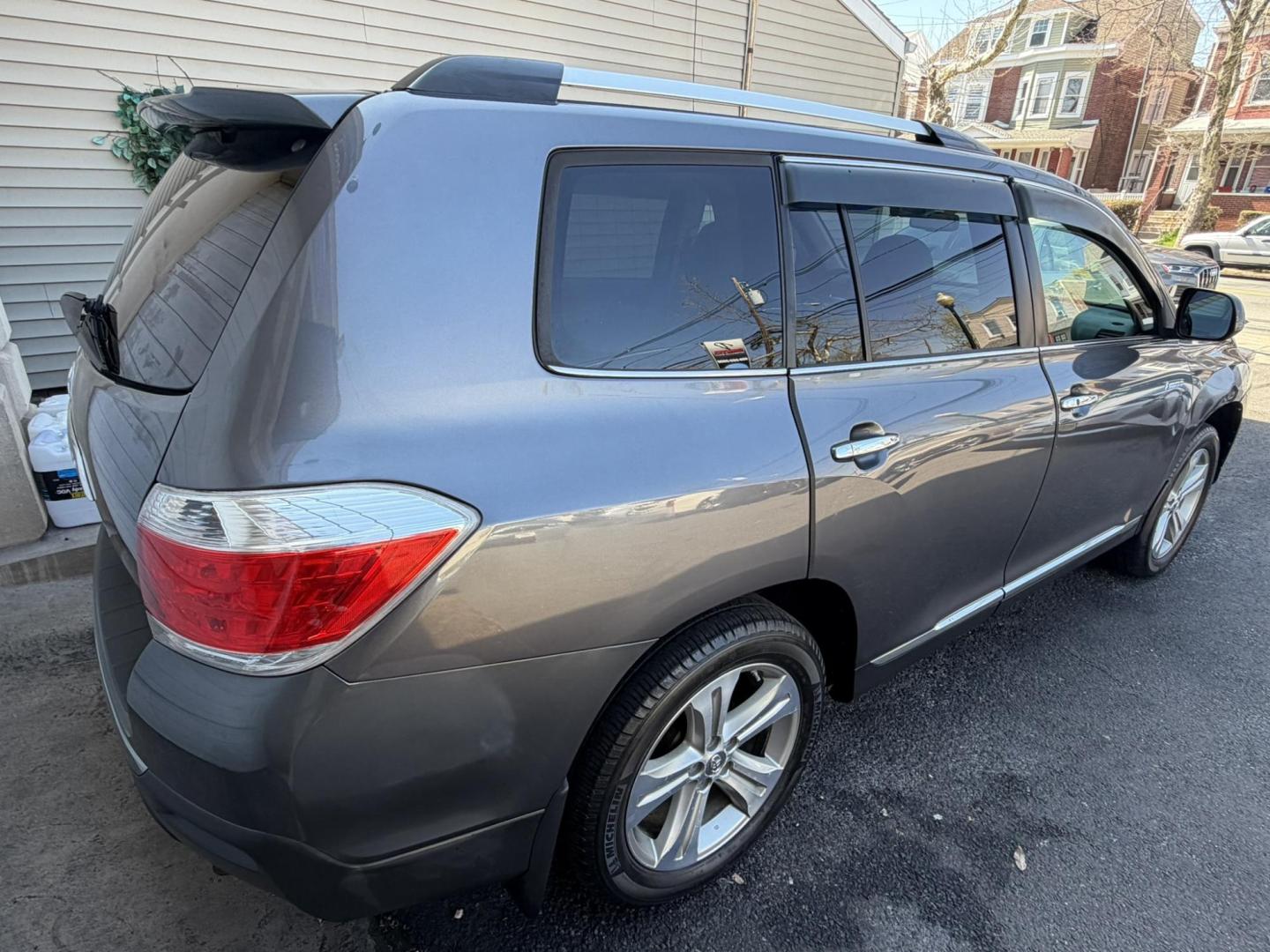 2012 GRAY /Black/gray Toyota Highlander Limited 4WD (5TDDK3EH5CS) with an 3.5L V6 DOHC 24V engine, 5-Speed Automatic transmission, located at 1018 Brunswick Ave, Trenton, NJ, 08638, (609) 989-0900, 40.240086, -74.748085 - A low miled Toyota Highlander that looks and runs like new! Just serviced up and detailed to perfection! Fully loaded as a Limited model and ready to go for another 12-15 years! Financing is available and please call Anthony to set up an appt. to see and drive this super clean Highlander,609-273-510 - Photo#4