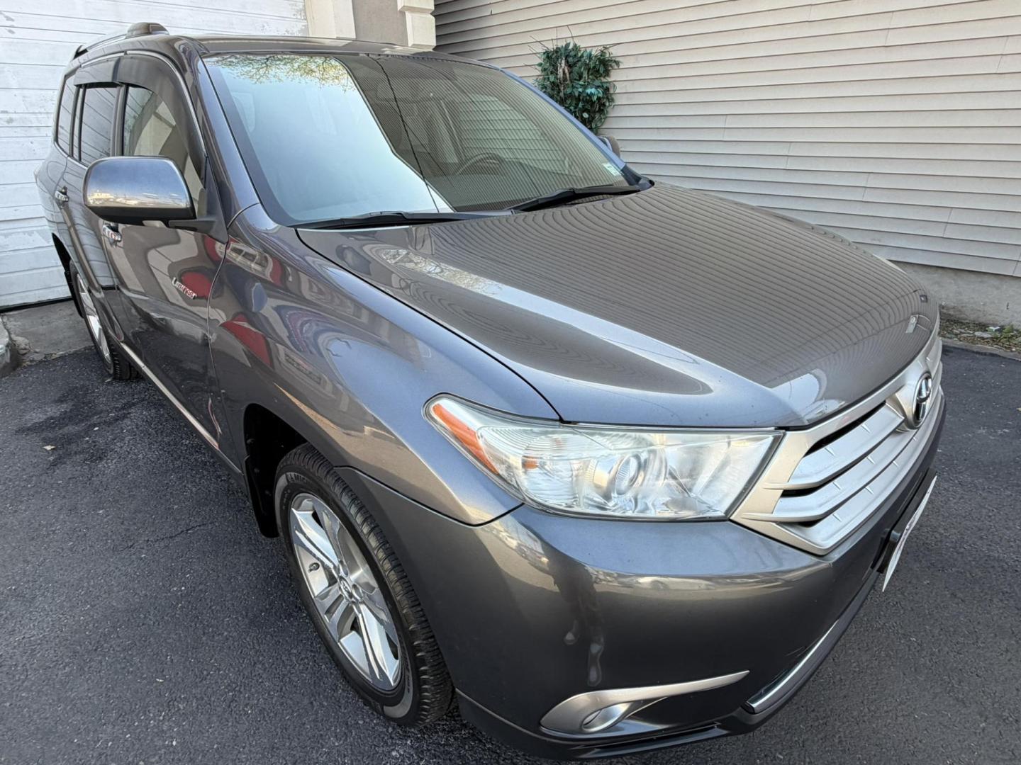 2012 GRAY /Black/gray Toyota Highlander Limited 4WD (5TDDK3EH5CS) with an 3.5L V6 DOHC 24V engine, 5-Speed Automatic transmission, located at 1018 Brunswick Ave, Trenton, NJ, 08638, (609) 989-0900, 40.240086, -74.748085 - A low miled Toyota Highlander that looks and runs like new! Just serviced up and detailed to perfection! Fully loaded as a Limited model and ready to go for another 12-15 years! Financing is available and please call Anthony to set up an appt. to see and drive this super clean Highlander,609-273-510 - Photo#5