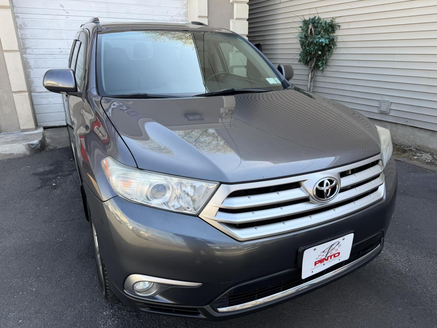 2012 GRAY /Black/gray Toyota Highlander Limited 4WD (5TDDK3EH5CS) with an 3.5L V6 DOHC 24V engine, 5-Speed Automatic transmission, located at 1018 Brunswick Ave, Trenton, NJ, 08638, (609) 989-0900, 40.240086, -74.748085 - A low miled Toyota Highlander that looks and runs like new! Just serviced up and detailed to perfection! Fully loaded as a Limited model and ready to go for another 12-15 years! Financing is available and please call Anthony to set up an appt. to see and drive this super clean Highlander,609-273-510 - Photo#6