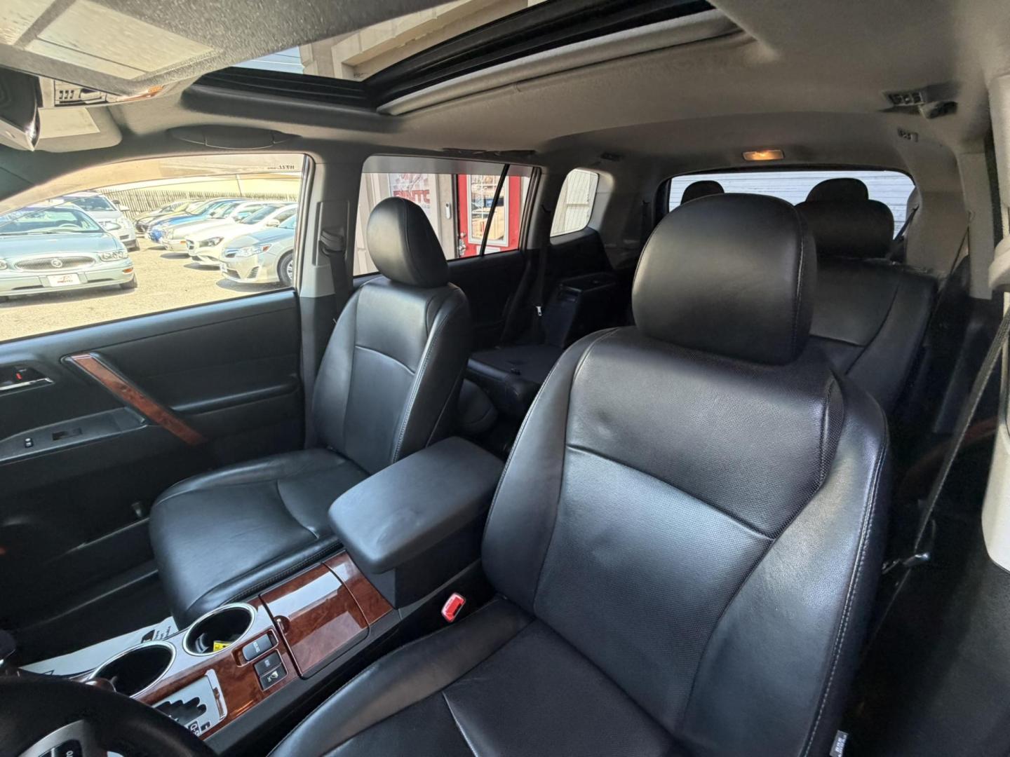 2012 GRAY /Black/gray Toyota Highlander Limited 4WD (5TDDK3EH5CS) with an 3.5L V6 DOHC 24V engine, 5-Speed Automatic transmission, located at 1018 Brunswick Ave, Trenton, NJ, 08638, (609) 989-0900, 40.240086, -74.748085 - A low miled Toyota Highlander that looks and runs like new! Just serviced up and detailed to perfection! Fully loaded as a Limited model and ready to go for another 12-15 years! Financing is available and please call Anthony to set up an appt. to see and drive this super clean Highlander,609-273-510 - Photo#16