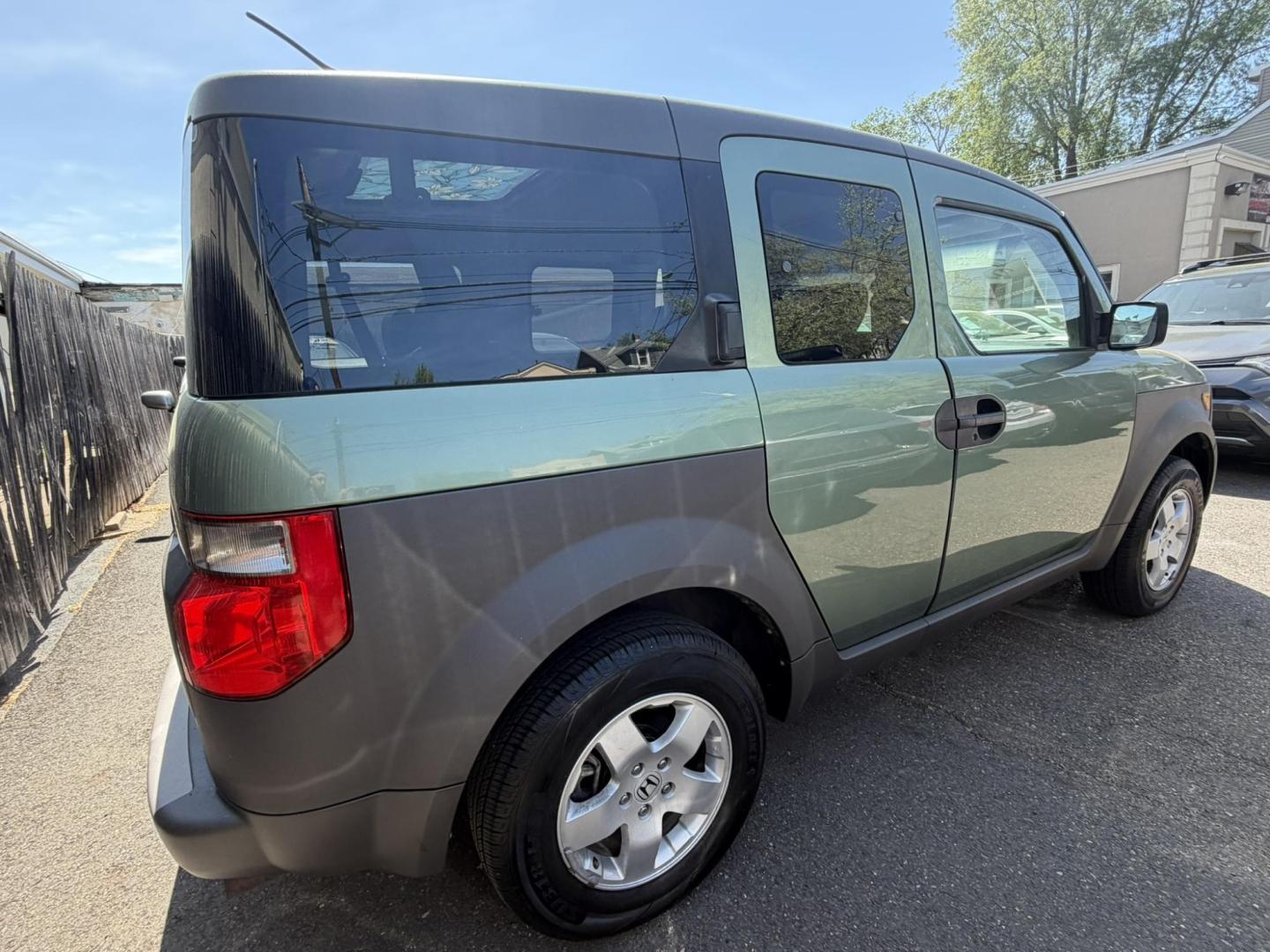2004 /Gray Honda Element EX 4WD AT w/ Front Side Airbags (5J6YH28674L) with an 2.4L L4 DOHC 16V engine, 4-Speed Automatic Overdrive transmission, located at 1018 Brunswick Ave, Trenton, NJ, 08638, (609) 989-0900, 40.240086, -74.748085 - Very clean and very well maintained AWD Honda Element EX! Just serviced and detailed to perfection and ready for next owner to enjoy! Please call Anthony to set up an appointment to see and drive. 609-273-5100 - Photo#5