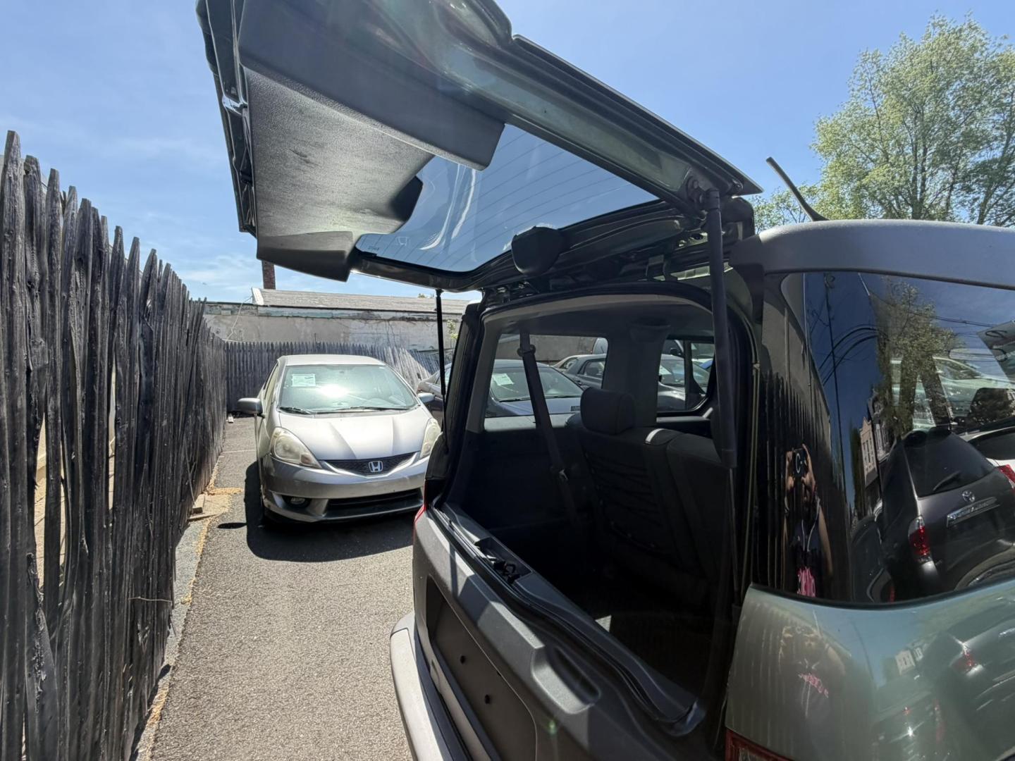 2004 /Gray Honda Element EX 4WD AT w/ Front Side Airbags (5J6YH28674L) with an 2.4L L4 DOHC 16V engine, 4-Speed Automatic Overdrive transmission, located at 1018 Brunswick Ave, Trenton, NJ, 08638, (609) 989-0900, 40.240086, -74.748085 - Very clean and very well maintained AWD Honda Element EX! Just serviced and detailed to perfection and ready for next owner to enjoy! Please call Anthony to set up an appointment to see and drive. 609-273-5100 - Photo#14
