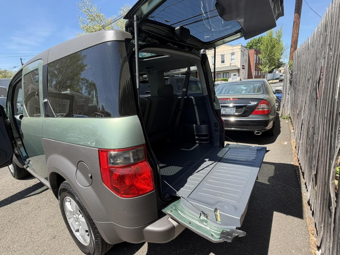 2004 /Gray Honda Element EX 4WD AT w/ Front Side Airbags (5J6YH28674L) with an 2.4L L4 DOHC 16V engine, 4-Speed Automatic Overdrive transmission, located at 1018 Brunswick Ave, Trenton, NJ, 08638, (609) 989-0900, 40.240086, -74.748085 - Very clean and very well maintained AWD Honda Element EX! Just serviced and detailed to perfection and ready for next owner to enjoy! Please call Anthony to set up an appointment to see and drive. 609-273-5100 - Photo#17