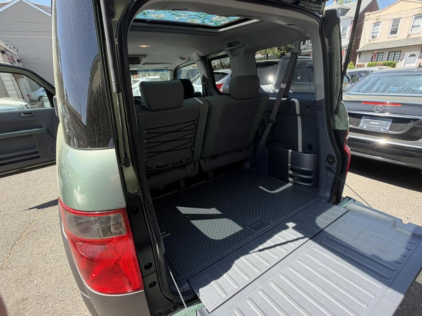 2004 /Gray Honda Element EX 4WD AT w/ Front Side Airbags (5J6YH28674L) with an 2.4L L4 DOHC 16V engine, 4-Speed Automatic Overdrive transmission, located at 1018 Brunswick Ave, Trenton, NJ, 08638, (609) 989-0900, 40.240086, -74.748085 - Very clean and very well maintained AWD Honda Element EX! Just serviced and detailed to perfection and ready for next owner to enjoy! Please call Anthony to set up an appointment to see and drive. 609-273-5100 - Photo#18