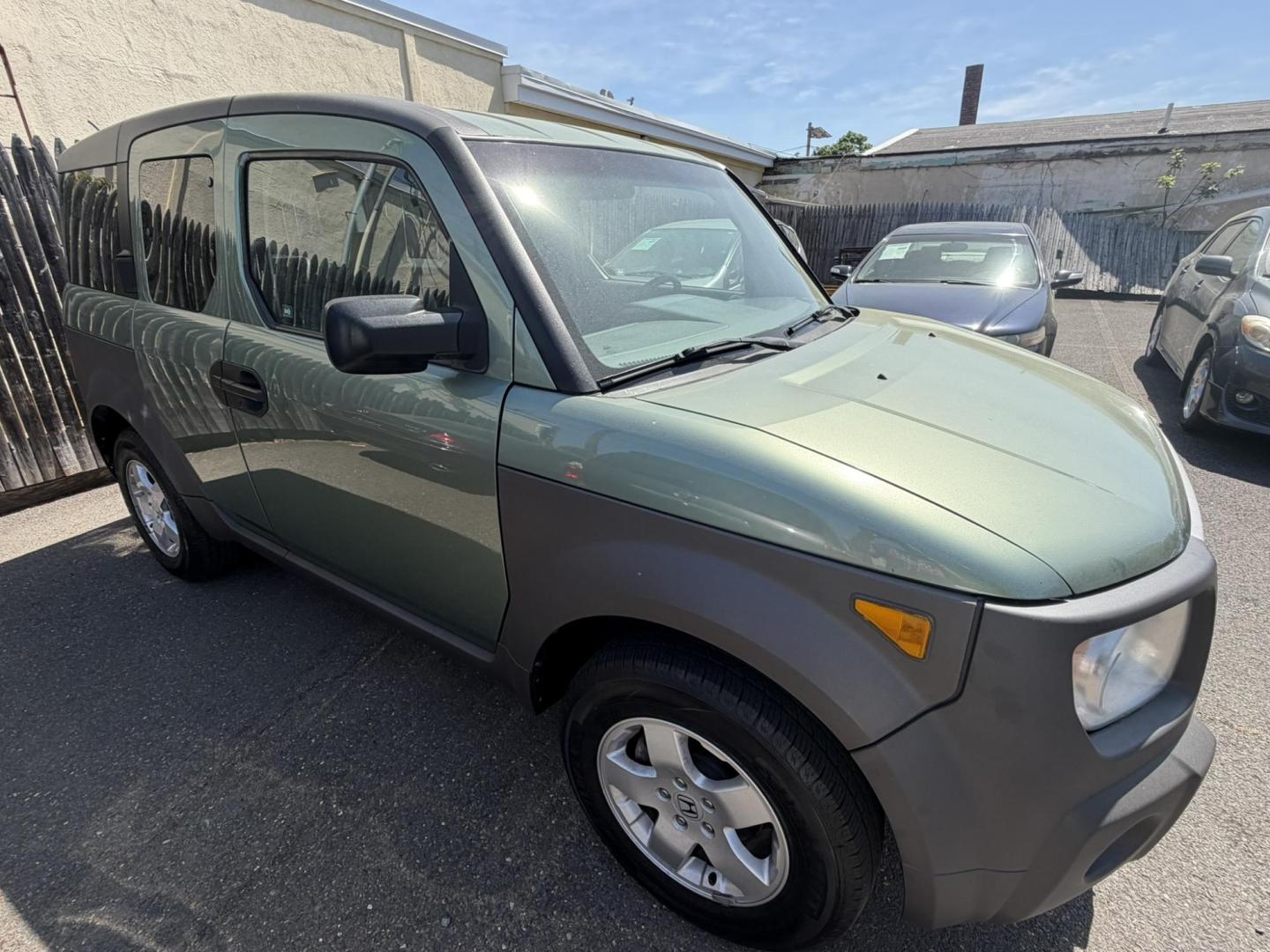 2004 /Gray Honda Element EX 4WD AT w/ Front Side Airbags (5J6YH28674L) with an 2.4L L4 DOHC 16V engine, 4-Speed Automatic Overdrive transmission, located at 1018 Brunswick Ave, Trenton, NJ, 08638, (609) 989-0900, 40.240086, -74.748085 - Very clean and very well maintained AWD Honda Element EX! Just serviced and detailed to perfection and ready for next owner to enjoy! Please call Anthony to set up an appointment to see and drive. 609-273-5100 - Photo#31