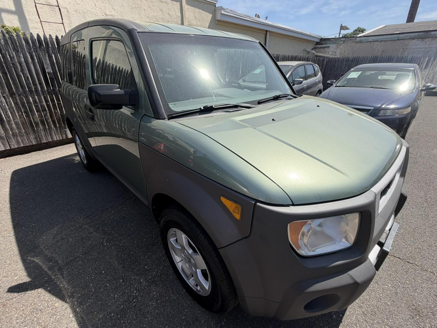 2004 /Gray Honda Element EX 4WD AT w/ Front Side Airbags (5J6YH28674L) with an 2.4L L4 DOHC 16V engine, 4-Speed Automatic Overdrive transmission, located at 1018 Brunswick Ave, Trenton, NJ, 08638, (609) 989-0900, 40.240086, -74.748085 - Very clean and very well maintained AWD Honda Element EX! Just serviced and detailed to perfection and ready for next owner to enjoy! Please call Anthony to set up an appointment to see and drive. 609-273-5100 - Photo#32