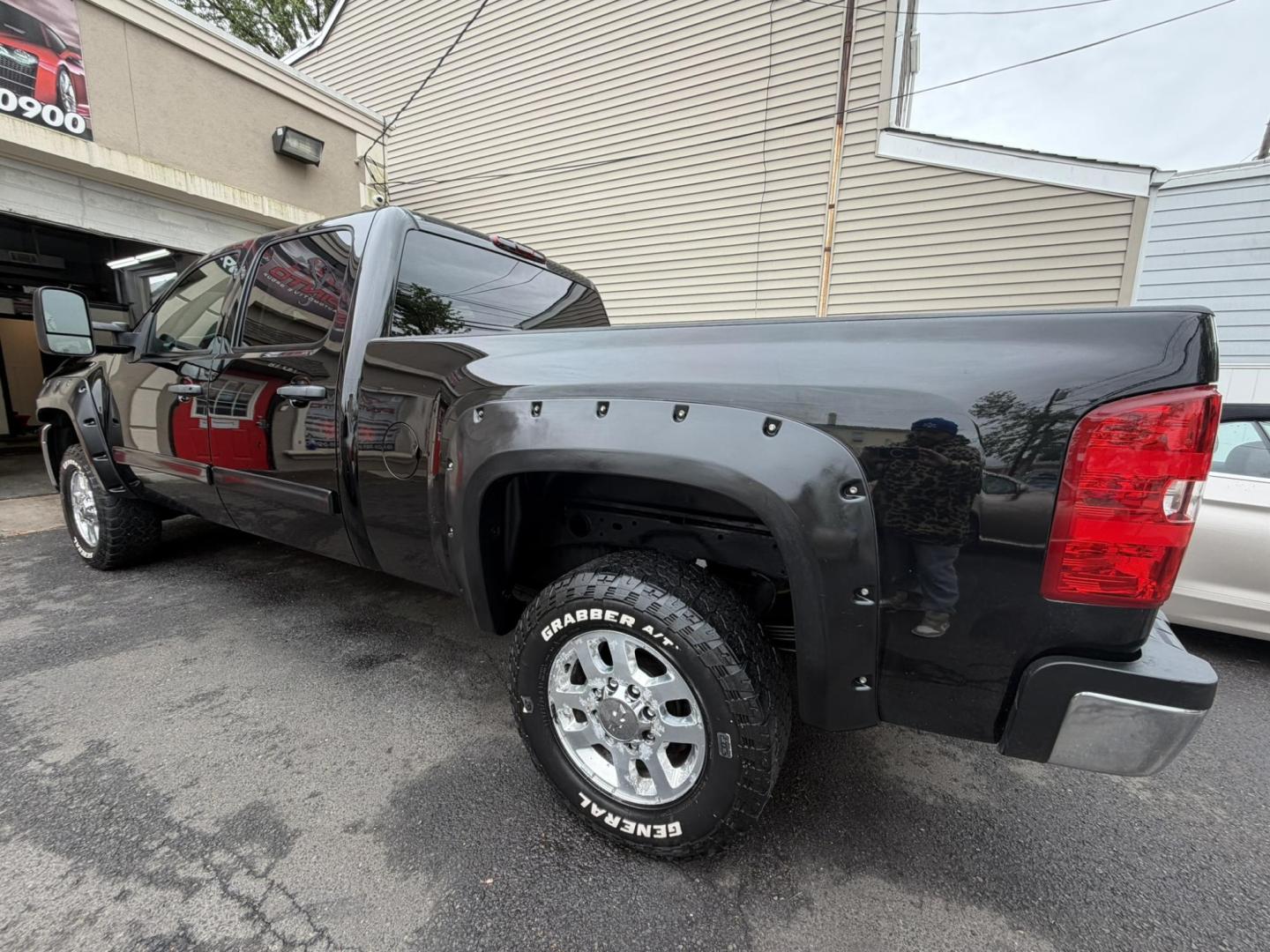 2012 BLACK /Black/gray Chevrolet Silverado 2500HD LT Crew Cab 4WD (1GC1KXCG0CF) with an 6.0L V8 OHV 16V FFV engine, 6-Speed Automatic transmission, located at 1018 Brunswick Ave, Trenton, NJ, 08638, (609) 989-0900, 40.240086, -74.748085 - Here is a great heavy duty 2500 Chevy Silverado! Crew Cab Black Beauty w Vortec 6.0 motor! Recently serviced and ready to get to work!! Financing available, Please call Anthony to set up an appt. to see and drive. 609-273-5100 - Photo#4