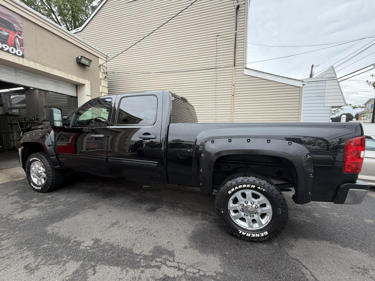 2012 BLACK /Black/gray Chevrolet Silverado 2500HD LT Crew Cab 4WD (1GC1KXCG0CF) with an 6.0L V8 OHV 16V FFV engine, 6-Speed Automatic transmission, located at 1018 Brunswick Ave, Trenton, NJ, 08638, (609) 989-0900, 40.240086, -74.748085 - Here is a great heavy duty 2500 Chevy Silverado! Crew Cab Black Beauty w Vortec 6.0 motor! Recently serviced and ready to get to work!! Financing available, Please call Anthony to set up an appt. to see and drive. 609-273-5100 - Photo#5