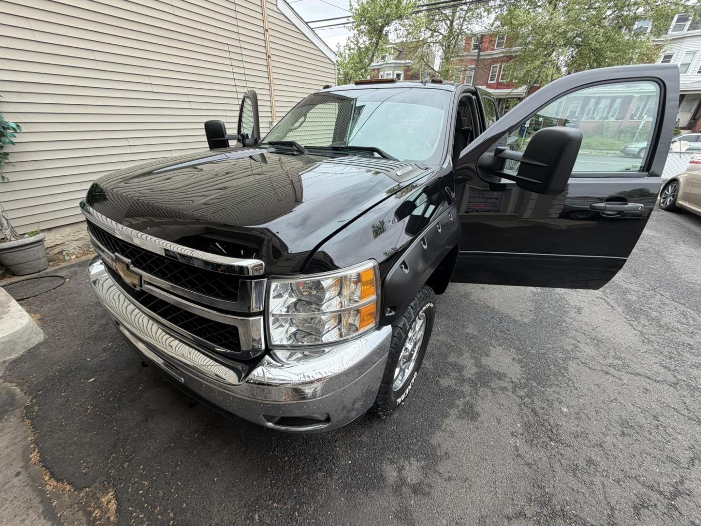 2012 BLACK /Black/gray Chevrolet Silverado 2500HD LT Crew Cab 4WD (1GC1KXCG0CF) with an 6.0L V8 OHV 16V FFV engine, 6-Speed Automatic transmission, located at 1018 Brunswick Ave, Trenton, NJ, 08638, (609) 989-0900, 40.240086, -74.748085 - Here is a great heavy duty 2500 Chevy Silverado! Crew Cab Black Beauty w Vortec 6.0 motor! Recently serviced and ready to get to work!! Financing available, Please call Anthony to set up an appt. to see and drive. 609-273-5100 - Photo#9