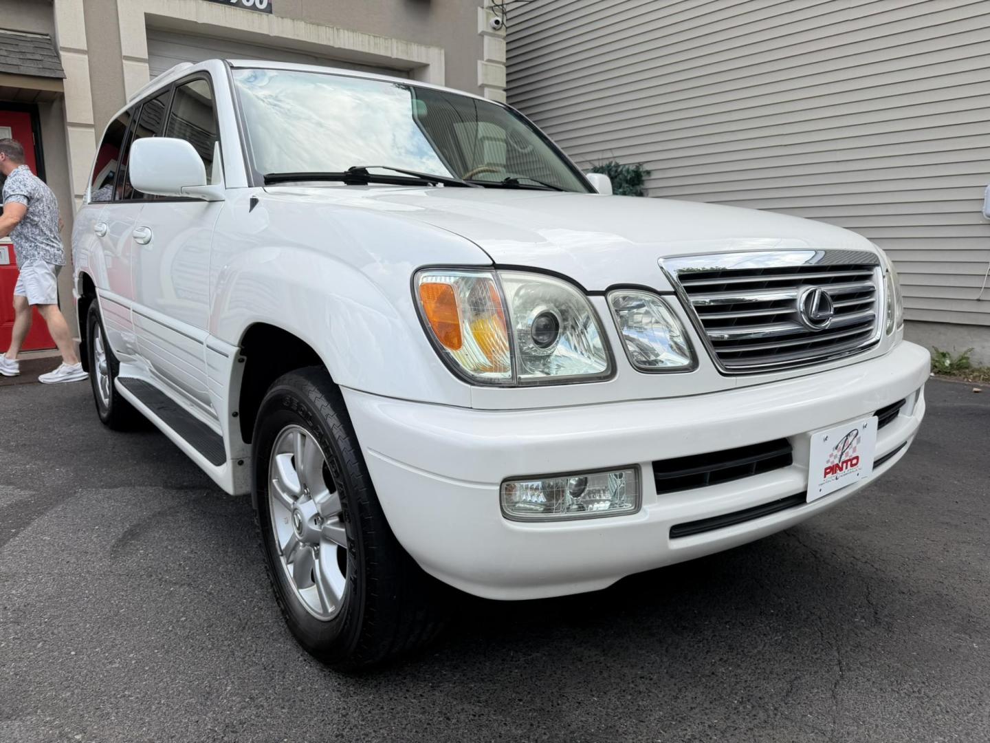 2004 White /Tan Leather Lexus LX 470 Sport Utility (JTJHT00W043) with an 4.7L V8 DOHC 32V engine, 5-Speed Automatic Overdrive transmission, located at 1018 Brunswick Ave, Trenton, NJ, 08638, (609) 989-0900, 40.240086, -74.748085 - Here is a really Rare 1 owner Lexus SUV! Freshly detailed and serviced and ready for another 100k or more miles! Lots of consistent service history on this LX470! Please call Anthony to set an appt. as this will not last long on the lot! 609-273-5100- Photo#4