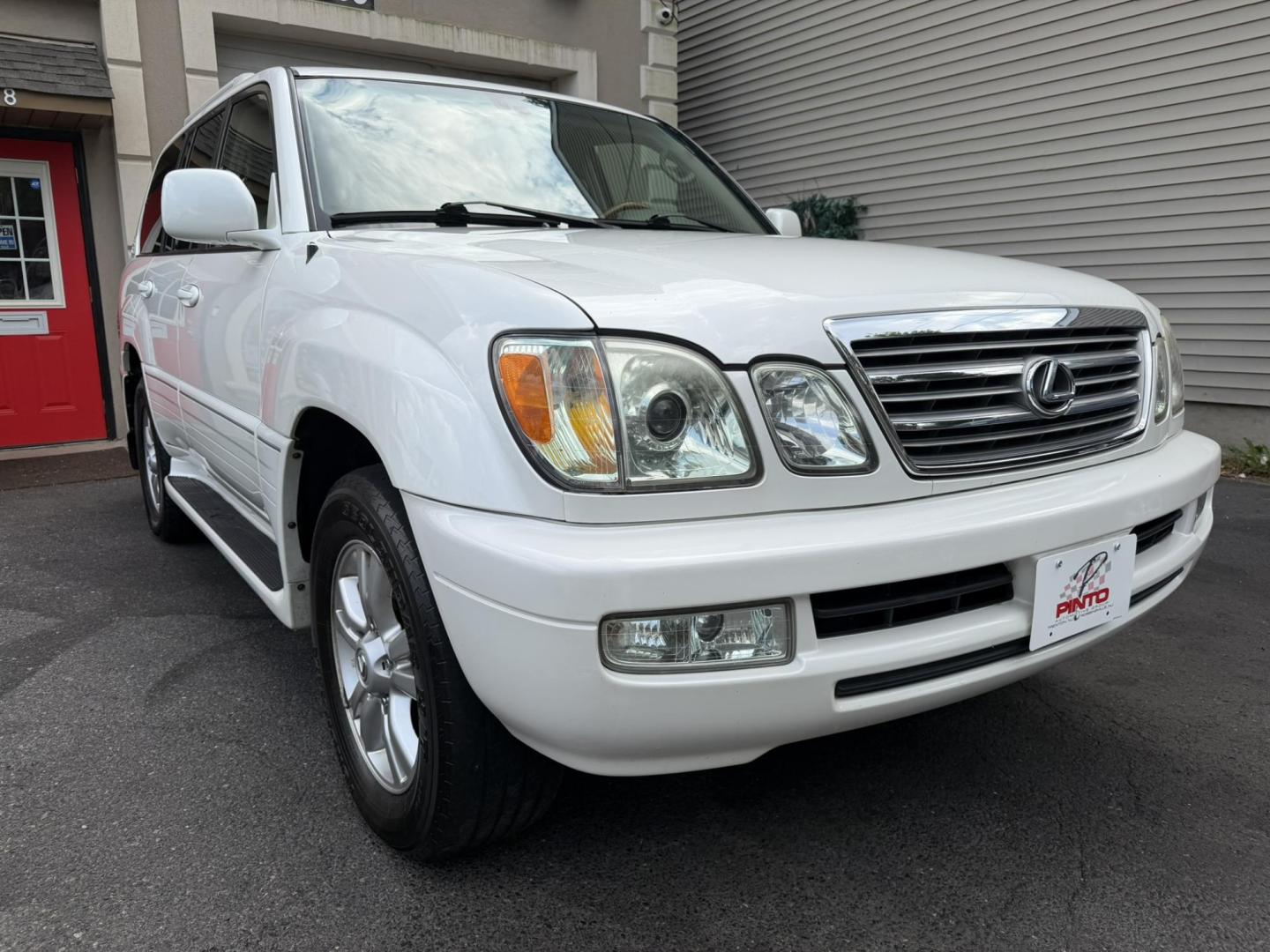 2004 White /Tan Leather Lexus LX 470 Sport Utility (JTJHT00W043) with an 4.7L V8 DOHC 32V engine, 5-Speed Automatic Overdrive transmission, located at 1018 Brunswick Ave, Trenton, NJ, 08638, (609) 989-0900, 40.240086, -74.748085 - Here is a really Rare 1 owner Lexus SUV! Freshly detailed and serviced and ready for another 100k or more miles! Lots of consistent service history on this LX470! Please call Anthony to set an appt. as this will not last long on the lot! 609-273-5100- Photo#5