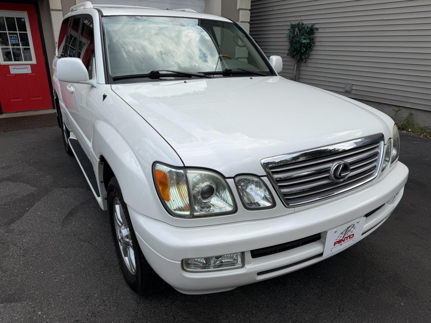 2004 White /Tan Leather Lexus LX 470 Sport Utility (JTJHT00W043) with an 4.7L V8 DOHC 32V engine, 5-Speed Automatic Overdrive transmission, located at 1018 Brunswick Ave, Trenton, NJ, 08638, (609) 989-0900, 40.240086, -74.748085 - Here is a really Rare 1 owner Lexus SUV! Freshly detailed and serviced and ready for another 100k or more miles! Lots of consistent service history on this LX470! Please call Anthony to set an appt. as this will not last long on the lot! 609-273-5100- Photo#6