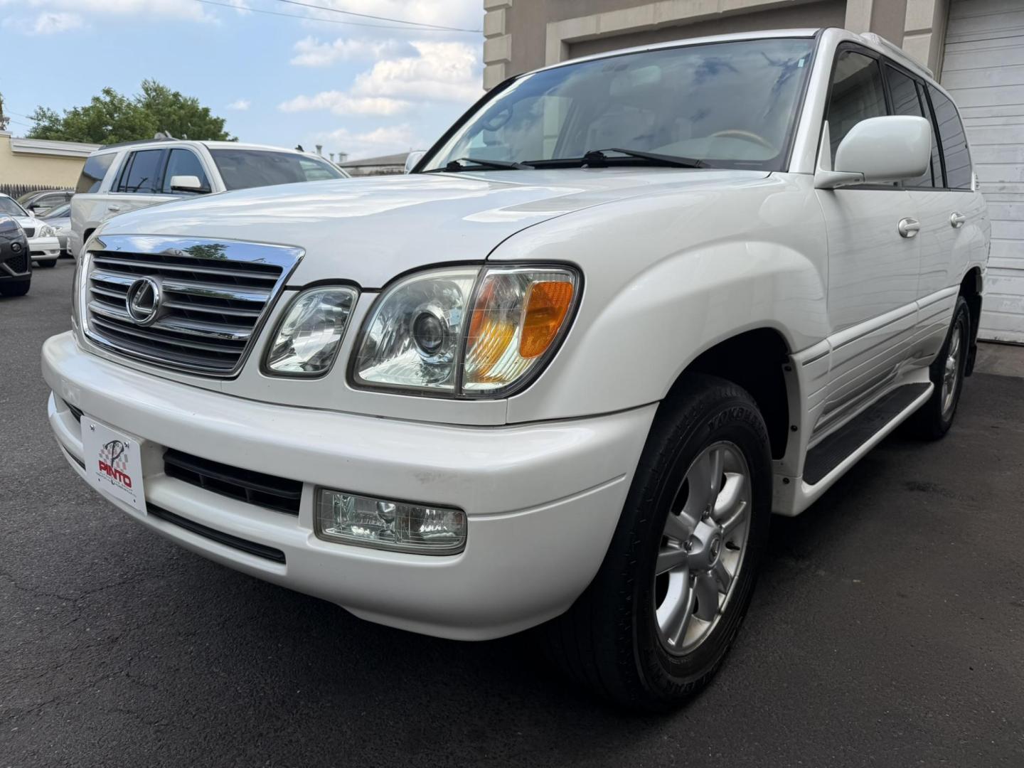 2004 White /Tan Leather Lexus LX 470 Sport Utility (JTJHT00W043) with an 4.7L V8 DOHC 32V engine, 5-Speed Automatic Overdrive transmission, located at 1018 Brunswick Ave, Trenton, NJ, 08638, (609) 989-0900, 40.240086, -74.748085 - Here is a really Rare 1 owner Lexus SUV! Freshly detailed and serviced and ready for another 100k or more miles! Lots of consistent service history on this LX470! Please call Anthony to set an appt. as this will not last long on the lot! 609-273-5100- Photo#7