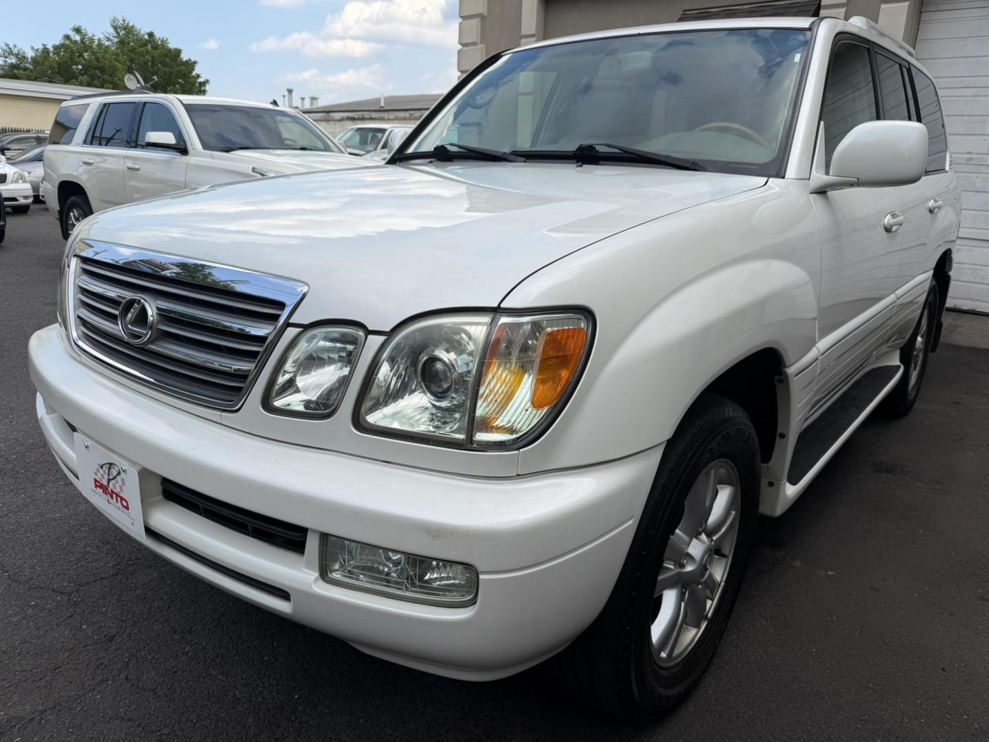 2004 White /Tan Leather Lexus LX 470 Sport Utility (JTJHT00W043) with an 4.7L V8 DOHC 32V engine, 5-Speed Automatic Overdrive transmission, located at 1018 Brunswick Ave, Trenton, NJ, 08638, (609) 989-0900, 40.240086, -74.748085 - Here is a really Rare 1 owner Lexus SUV! Freshly detailed and serviced and ready for another 100k or more miles! Lots of consistent service history on this LX470! Please call Anthony to set an appt. as this will not last long on the lot! 609-273-5100- Photo#8