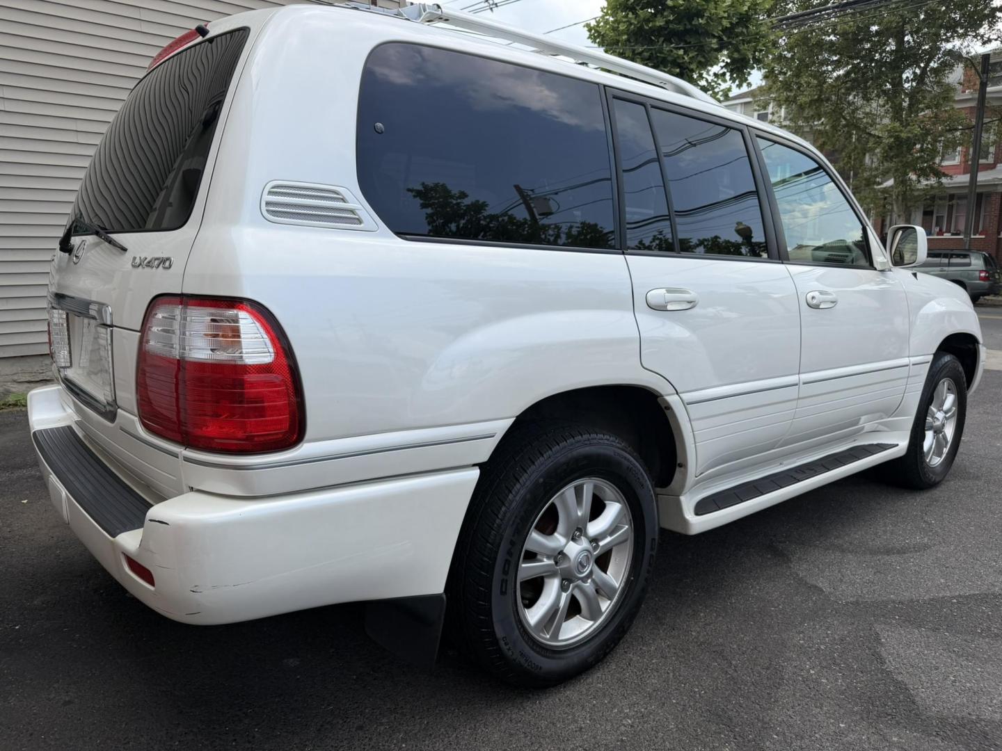 2004 White /Tan Leather Lexus LX 470 Sport Utility (JTJHT00W043) with an 4.7L V8 DOHC 32V engine, 5-Speed Automatic Overdrive transmission, located at 1018 Brunswick Ave, Trenton, NJ, 08638, (609) 989-0900, 40.240086, -74.748085 - Here is a really Rare 1 owner Lexus SUV! Freshly detailed and serviced and ready for another 100k or more miles! Lots of consistent service history on this LX470! Please call Anthony to set an appt. as this will not last long on the lot! 609-273-5100- Photo#11