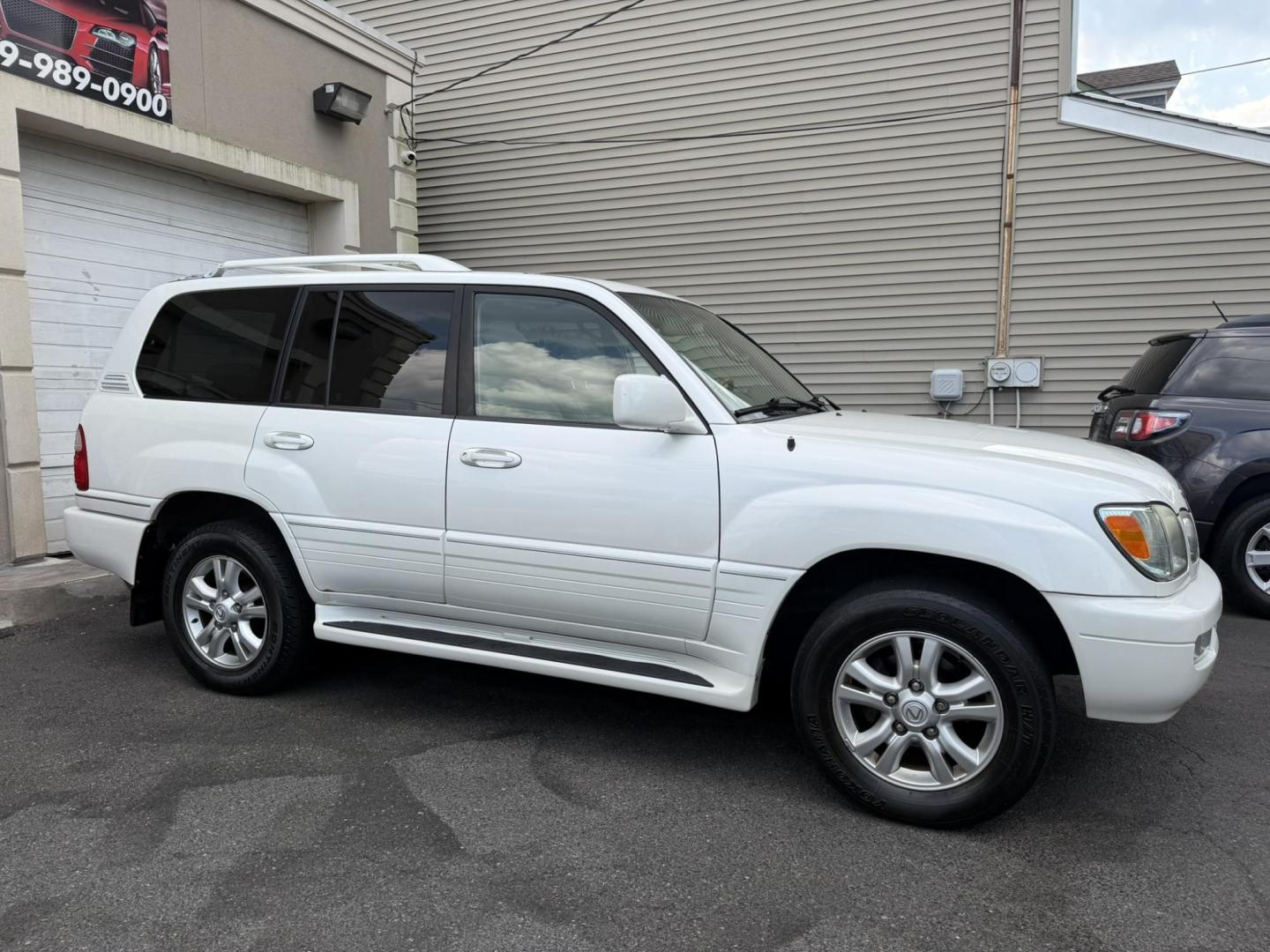 2004 White /Tan Leather Lexus LX 470 Sport Utility (JTJHT00W043) with an 4.7L V8 DOHC 32V engine, 5-Speed Automatic Overdrive transmission, located at 1018 Brunswick Ave, Trenton, NJ, 08638, (609) 989-0900, 40.240086, -74.748085 - Here is a really Rare 1 owner Lexus SUV! Freshly detailed and serviced and ready for another 100k or more miles! Lots of consistent service history on this LX470! Please call Anthony to set an appt. as this will not last long on the lot! 609-273-5100- Photo#13