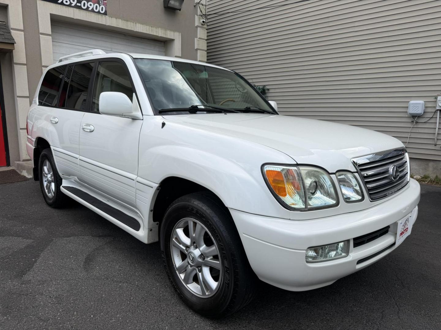 2004 White /Tan Leather Lexus LX 470 Sport Utility (JTJHT00W043) with an 4.7L V8 DOHC 32V engine, 5-Speed Automatic Overdrive transmission, located at 1018 Brunswick Ave, Trenton, NJ, 08638, (609) 989-0900, 40.240086, -74.748085 - Here is a really Rare 1 owner Lexus SUV! Freshly detailed and serviced and ready for another 100k or more miles! Lots of consistent service history on this LX470! Please call Anthony to set an appt. as this will not last long on the lot! 609-273-5100- Photo#14