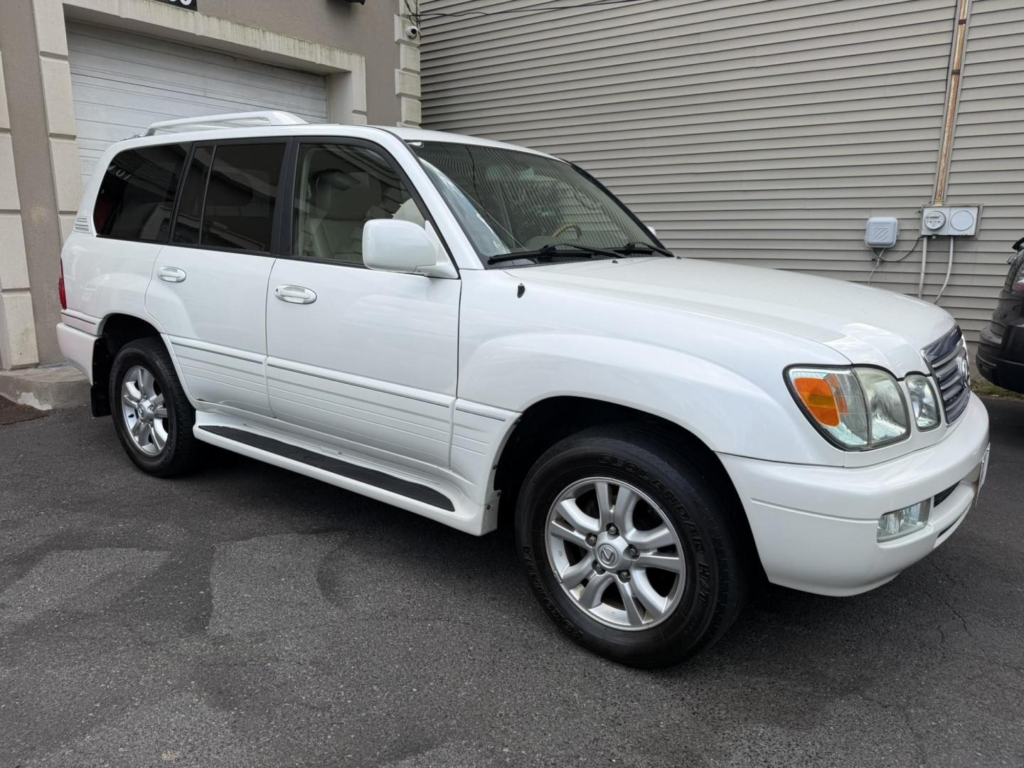 2004 White /Tan Leather Lexus LX 470 Sport Utility (JTJHT00W043) with an 4.7L V8 DOHC 32V engine, 5-Speed Automatic Overdrive transmission, located at 1018 Brunswick Ave, Trenton, NJ, 08638, (609) 989-0900, 40.240086, -74.748085 - Here is a really Rare 1 owner Lexus SUV! Freshly detailed and serviced and ready for another 100k or more miles! Lots of consistent service history on this LX470! Please call Anthony to set an appt. as this will not last long on the lot! 609-273-5100- Photo#15