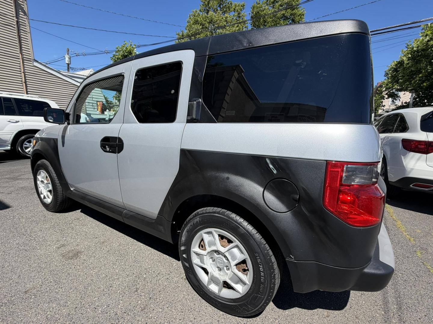 2007 SILVER /Black/gray Honda Element LX 4WD AT (5J6YH28337L) with an 2.4L L4 DOHC 16V engine, 5-Speed Automatic Overdrive transmission, located at 1018 Brunswick Ave, Trenton, NJ, 08638, (609) 989-0900, 40.240086, -74.748085- Photo#4
