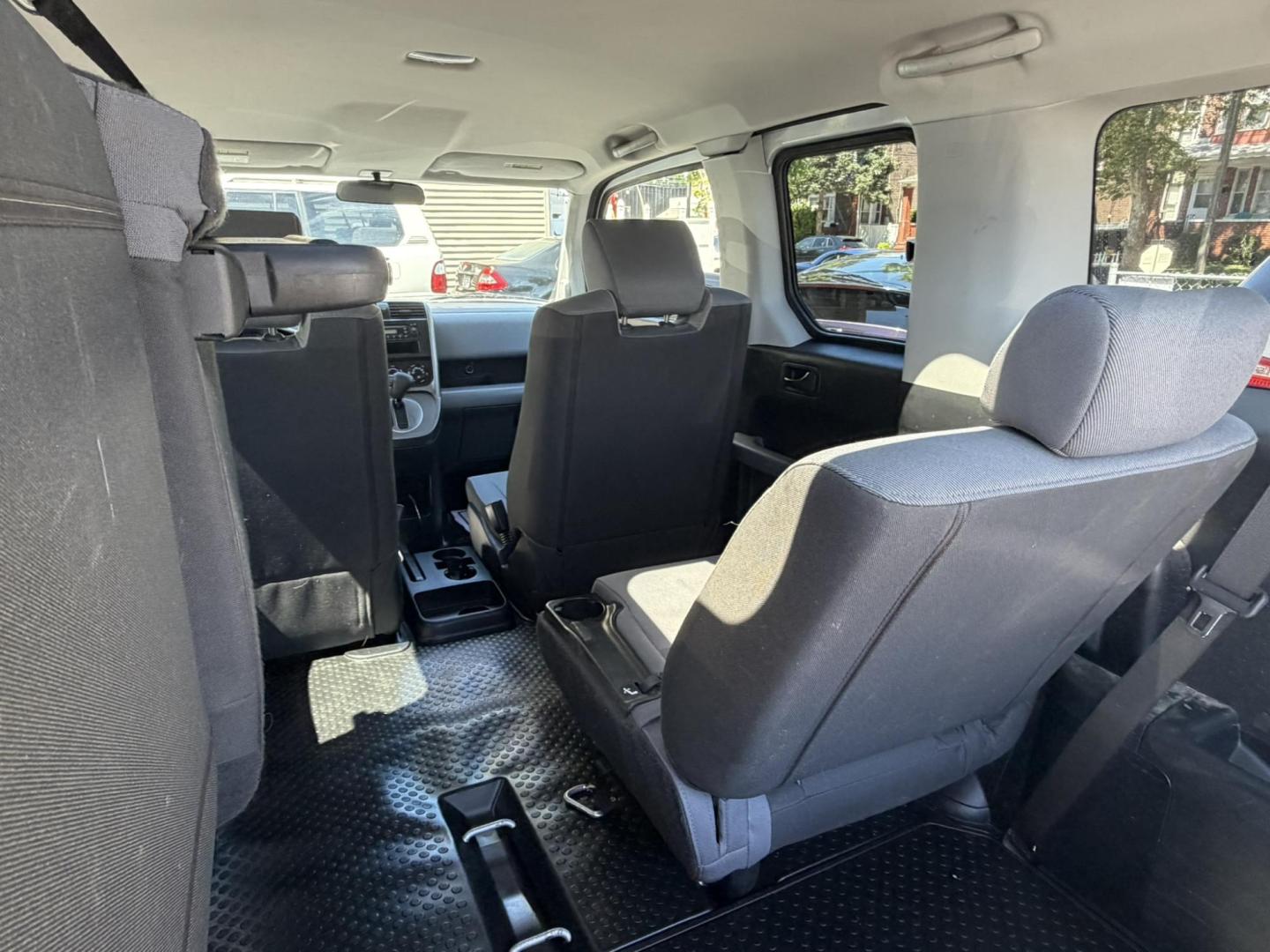 2007 SILVER /Black/gray Honda Element LX 4WD AT (5J6YH28337L) with an 2.4L L4 DOHC 16V engine, 5-Speed Automatic Overdrive transmission, located at 1018 Brunswick Ave, Trenton, NJ, 08638, (609) 989-0900, 40.240086, -74.748085- Photo#19