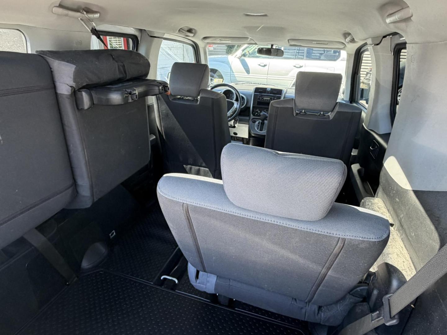 2007 SILVER /Black/gray Honda Element LX 4WD AT (5J6YH28337L) with an 2.4L L4 DOHC 16V engine, 5-Speed Automatic Overdrive transmission, located at 1018 Brunswick Ave, Trenton, NJ, 08638, (609) 989-0900, 40.240086, -74.748085- Photo#20