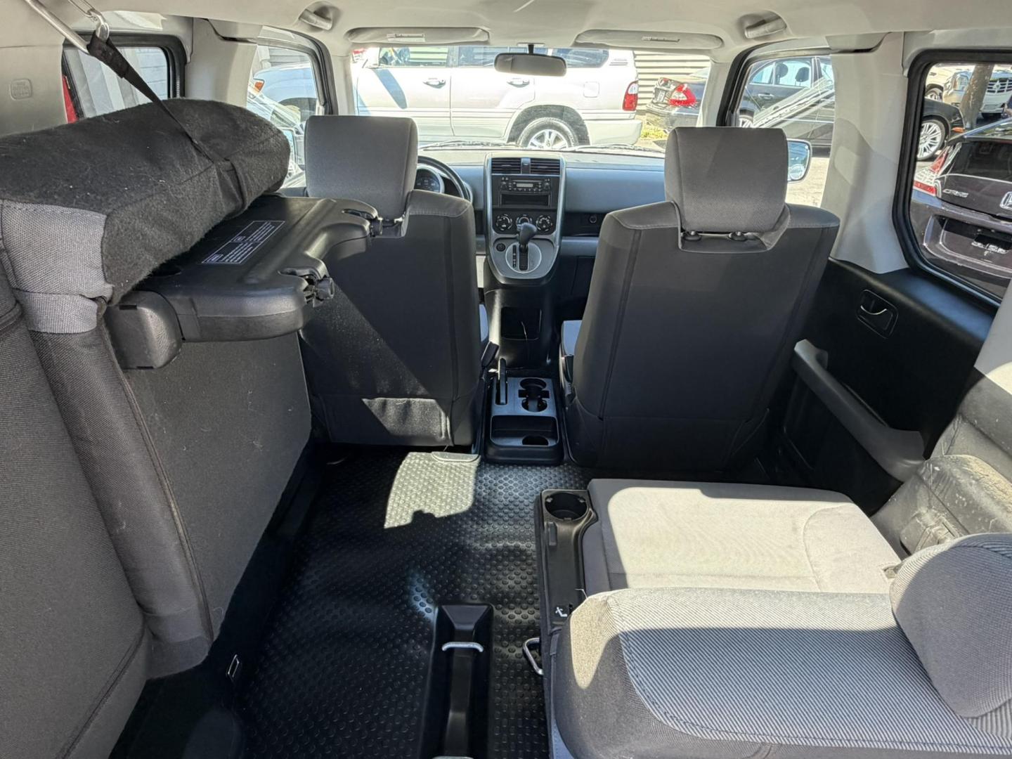 2007 SILVER /Black/gray Honda Element LX 4WD AT (5J6YH28337L) with an 2.4L L4 DOHC 16V engine, 5-Speed Automatic Overdrive transmission, located at 1018 Brunswick Ave, Trenton, NJ, 08638, (609) 989-0900, 40.240086, -74.748085- Photo#22