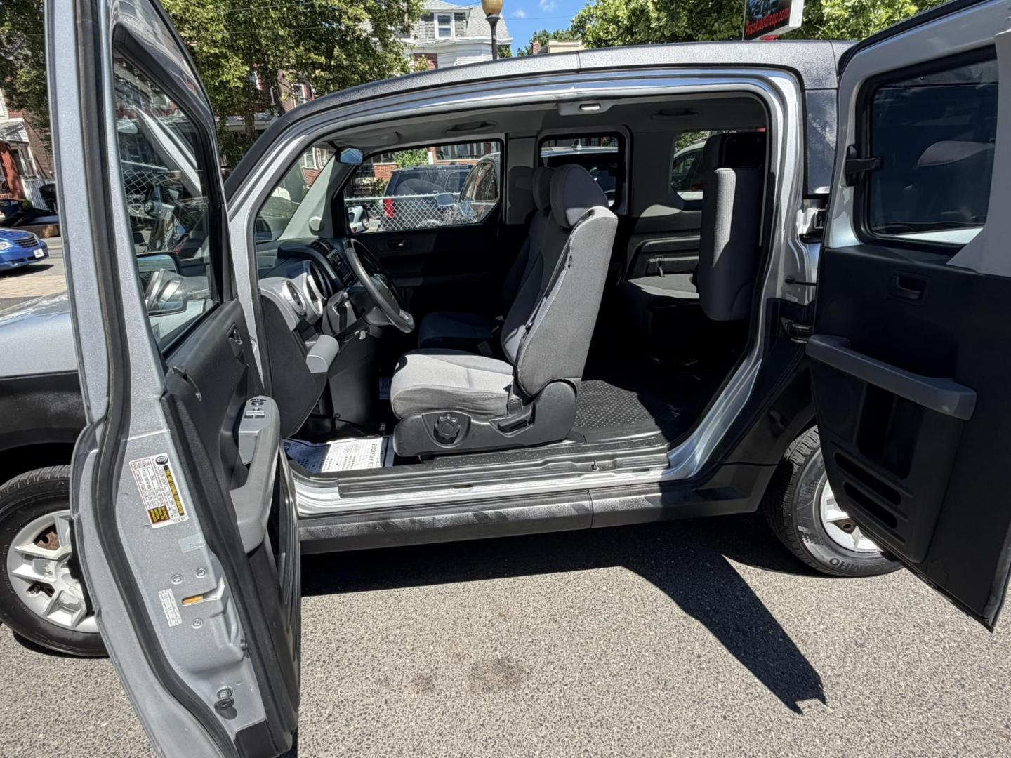 2007 SILVER /Black/gray Honda Element LX 4WD AT (5J6YH28337L) with an 2.4L L4 DOHC 16V engine, 5-Speed Automatic Overdrive transmission, located at 1018 Brunswick Ave, Trenton, NJ, 08638, (609) 989-0900, 40.240086, -74.748085- Photo#23