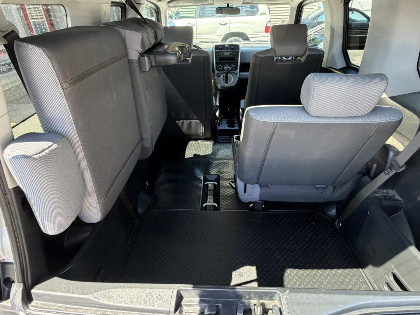 2007 SILVER /Black/gray Honda Element LX 4WD AT (5J6YH28337L) with an 2.4L L4 DOHC 16V engine, 5-Speed Automatic Overdrive transmission, located at 1018 Brunswick Ave, Trenton, NJ, 08638, (609) 989-0900, 40.240086, -74.748085- Photo#40