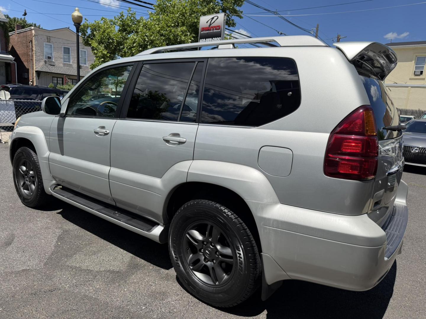 2005 SILVER /Gray Leather Lexus GX 470 Sport Utility (JTJBT20X350) with an 4.7L V8 DOHC 32V engine, 5-Speed Automatic Overdrive transmission, located at 1018 Brunswick Ave, Trenton, NJ, 08638, (609) 989-0900, 40.240086, -74.748085 - A real nice 1 owner Lexus GX that has been well maintained since new! Recently serviced and detailed and ready to go. This one will not last long at all. Please call Anthony to set up an appointment 609-273-5100- Photo#4