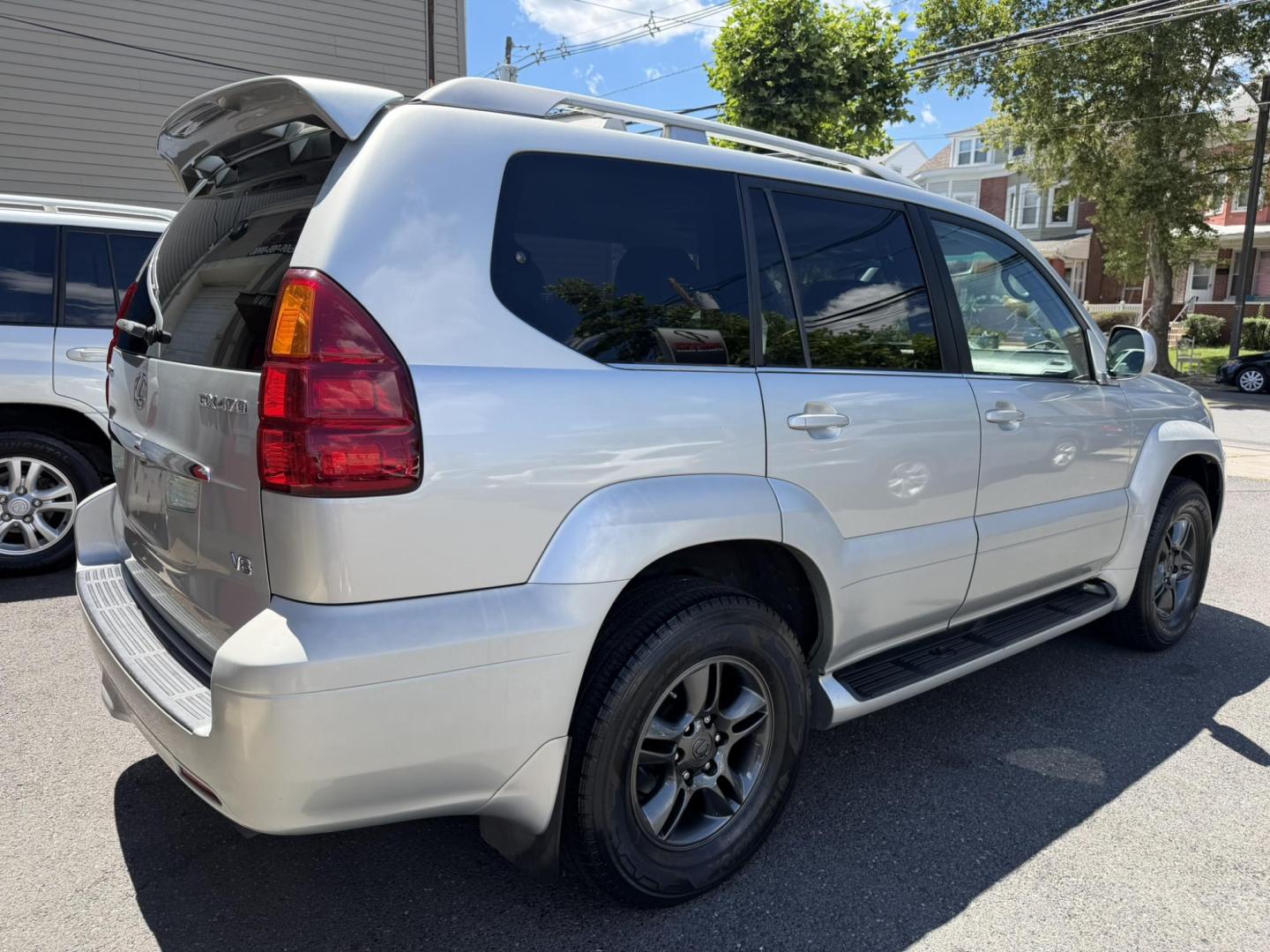 2005 SILVER /Gray Leather Lexus GX 470 Sport Utility (JTJBT20X350) with an 4.7L V8 DOHC 32V engine, 5-Speed Automatic Overdrive transmission, located at 1018 Brunswick Ave, Trenton, NJ, 08638, (609) 989-0900, 40.240086, -74.748085 - A real nice 1 owner Lexus GX that has been well maintained since new! Recently serviced and detailed and ready to go. This one will not last long at all. Please call Anthony to set up an appointment 609-273-5100- Photo#5