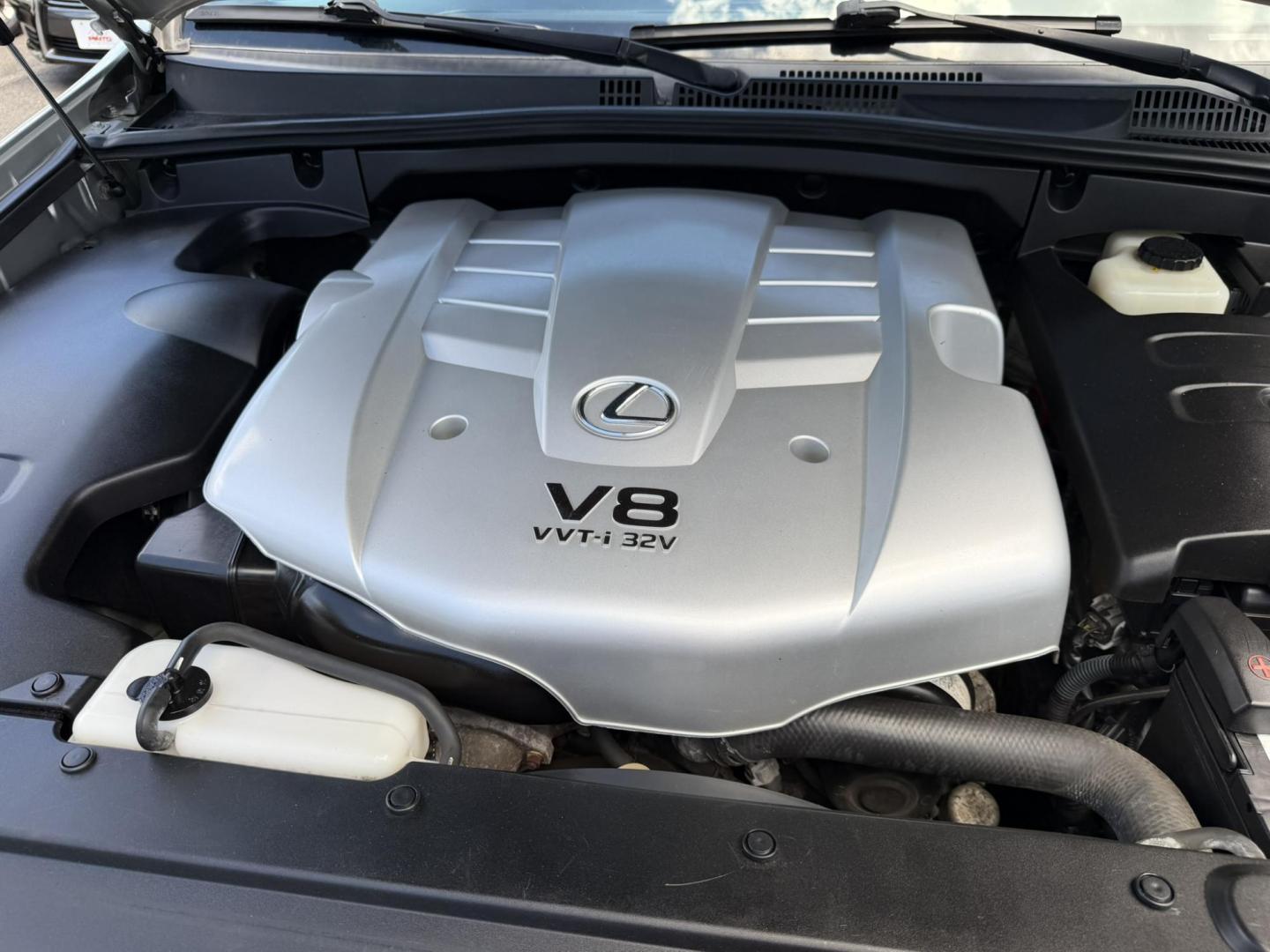 2005 SILVER /Gray Leather Lexus GX 470 Sport Utility (JTJBT20X350) with an 4.7L V8 DOHC 32V engine, 5-Speed Automatic Overdrive transmission, located at 1018 Brunswick Ave, Trenton, NJ, 08638, (609) 989-0900, 40.240086, -74.748085 - A real nice 1 owner Lexus GX that has been well maintained since new! Recently serviced and detailed and ready to go. This one will not last long at all. Please call Anthony to set up an appointment 609-273-5100- Photo#17