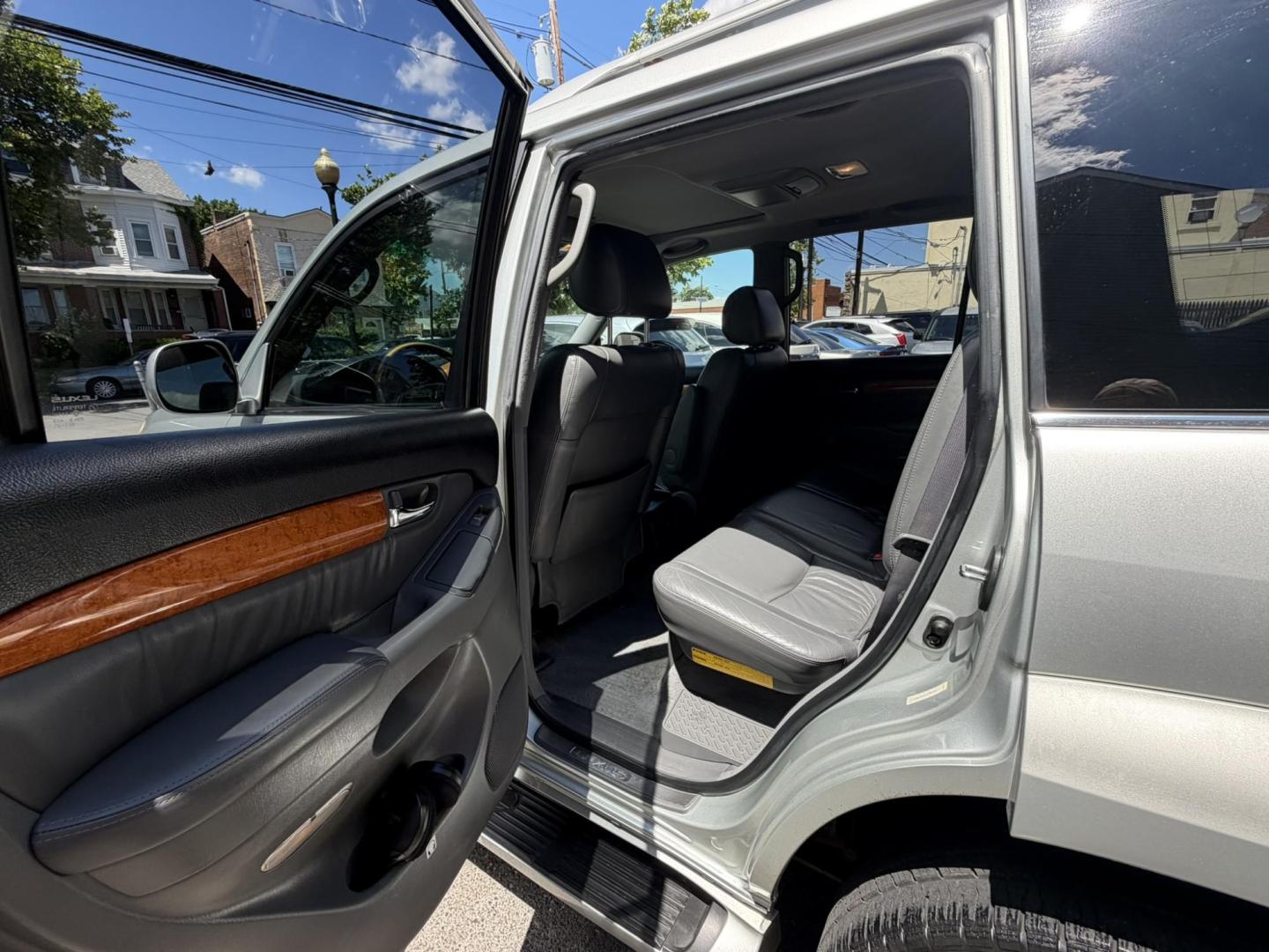 2005 SILVER /Gray Leather Lexus GX 470 Sport Utility (JTJBT20X350) with an 4.7L V8 DOHC 32V engine, 5-Speed Automatic Overdrive transmission, located at 1018 Brunswick Ave, Trenton, NJ, 08638, (609) 989-0900, 40.240086, -74.748085 - A real nice 1 owner Lexus GX that has been well maintained since new! Recently serviced and detailed and ready to go. This one will not last long at all. Please call Anthony to set up an appointment 609-273-5100- Photo#21
