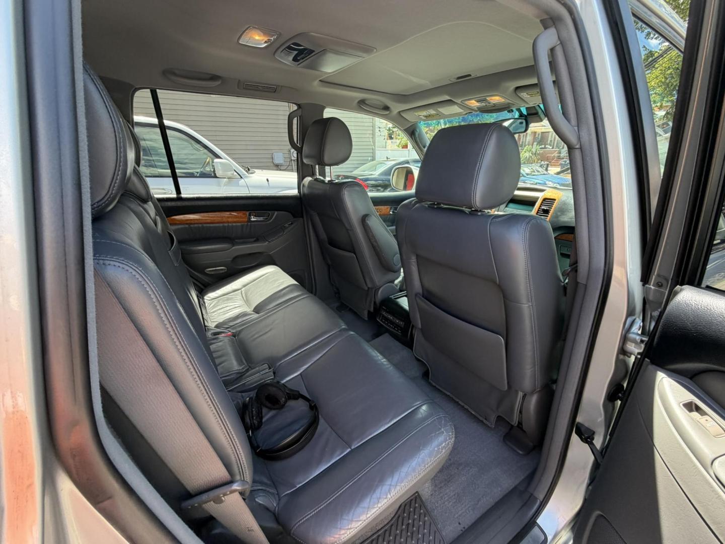 2005 SILVER /Gray Leather Lexus GX 470 Sport Utility (JTJBT20X350) with an 4.7L V8 DOHC 32V engine, 5-Speed Automatic Overdrive transmission, located at 1018 Brunswick Ave, Trenton, NJ, 08638, (609) 989-0900, 40.240086, -74.748085 - A real nice 1 owner Lexus GX that has been well maintained since new! Recently serviced and detailed and ready to go. This one will not last long at all. Please call Anthony to set up an appointment 609-273-5100- Photo#31