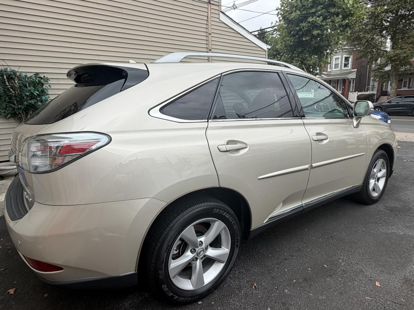 2011 Gold /Tan Leather Lexus RX 350 AWD (2T2BK1BA9BC) with an 3.5L V6 DOHC 24V engine, 5A transmission, located at 1018 Brunswick Ave, Trenton, NJ, 08638, (609) 989-0900, 40.240086, -74.748085 - A really clean and well maintained Lexus RX, a must see and drive ASAP! Financing available, call Anthony to set up an appointment to see it, 609-273-5100- Photo#21