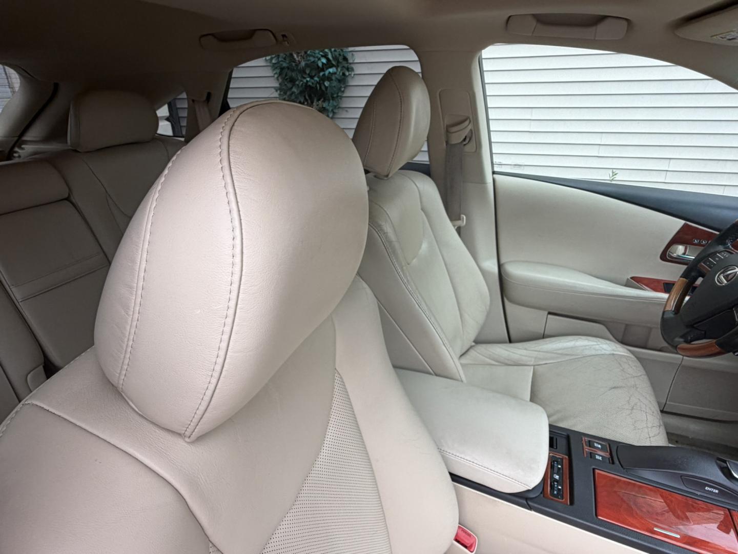 2011 Gold /Tan Leather Lexus RX 350 AWD (2T2BK1BA9BC) with an 3.5L V6 DOHC 24V engine, 5A transmission, located at 1018 Brunswick Ave, Trenton, NJ, 08638, (609) 989-0900, 40.240086, -74.748085 - A really clean and well maintained Lexus RX, a must see and drive ASAP! Financing available, call Anthony to set up an appointment to see it, 609-273-5100- Photo#23