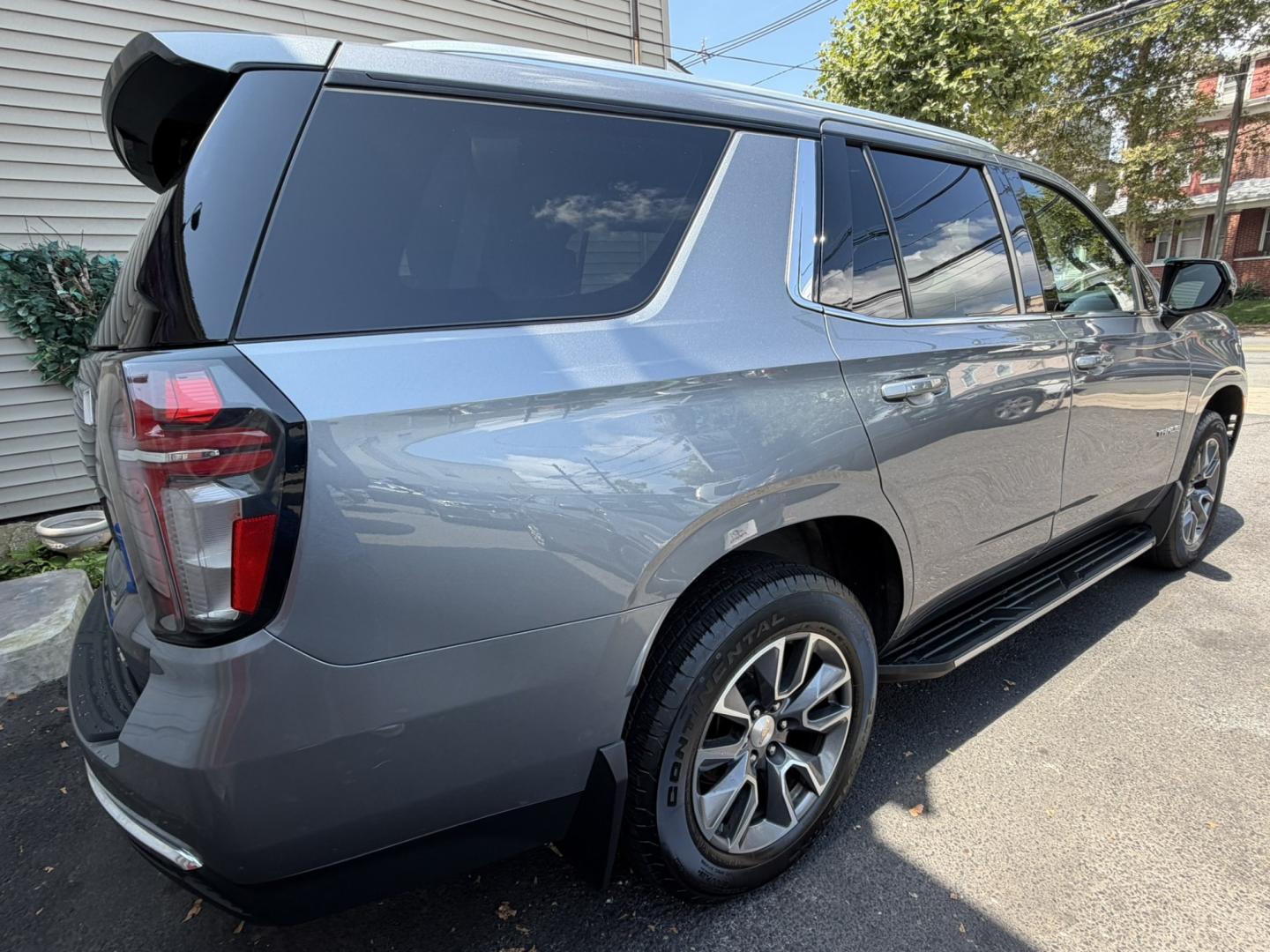 2022 GRAY /Black Leather Chevrolet Tahoe LT 4WD (1GNSKNKD1NR) with an 5.3L V8 OHV 16V engine, 10A transmission, located at 1018 Brunswick Ave, Trenton, NJ, 08638, (609) 989-0900, 40.240086, -74.748085- Photo#4