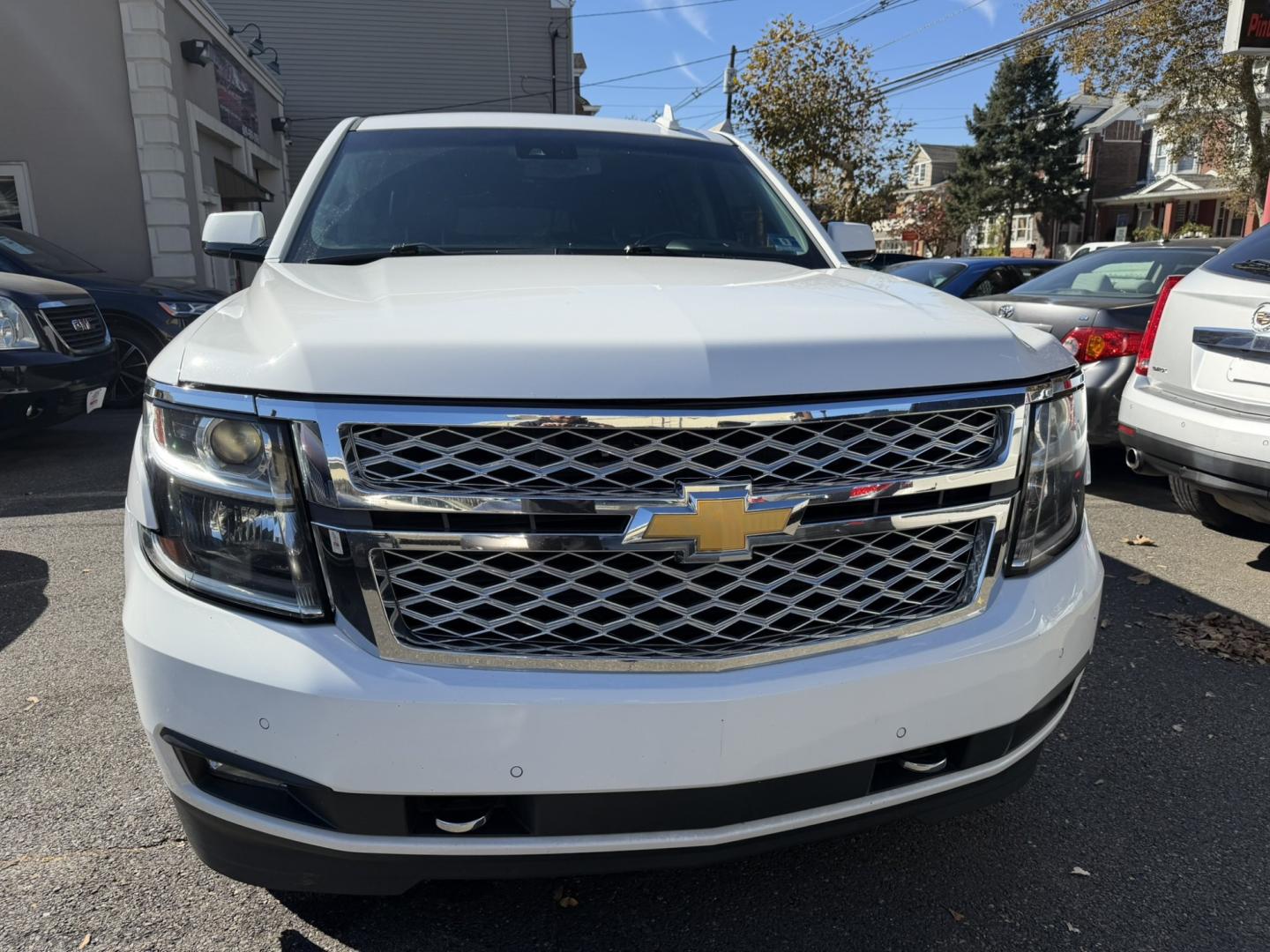 2018 White Chevrolet Suburban LT 4WD (1GNSKHKC8JR) with an 5.3L V8 OHV 16V engine, 6A transmission, located at 1018 Brunswick Ave, Trenton, NJ, 08638, (609) 989-0900, 40.240086, -74.748085- Photo#3