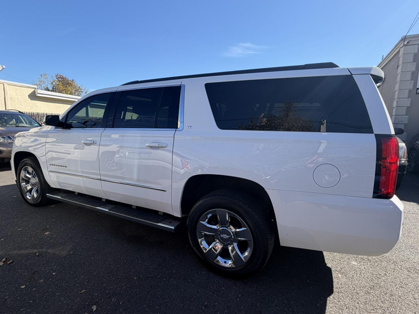 2018 White Chevrolet Suburban LT 4WD (1GNSKHKC8JR) with an 5.3L V8 OHV 16V engine, 6A transmission, located at 1018 Brunswick Ave, Trenton, NJ, 08638, (609) 989-0900, 40.240086, -74.748085- Photo#5